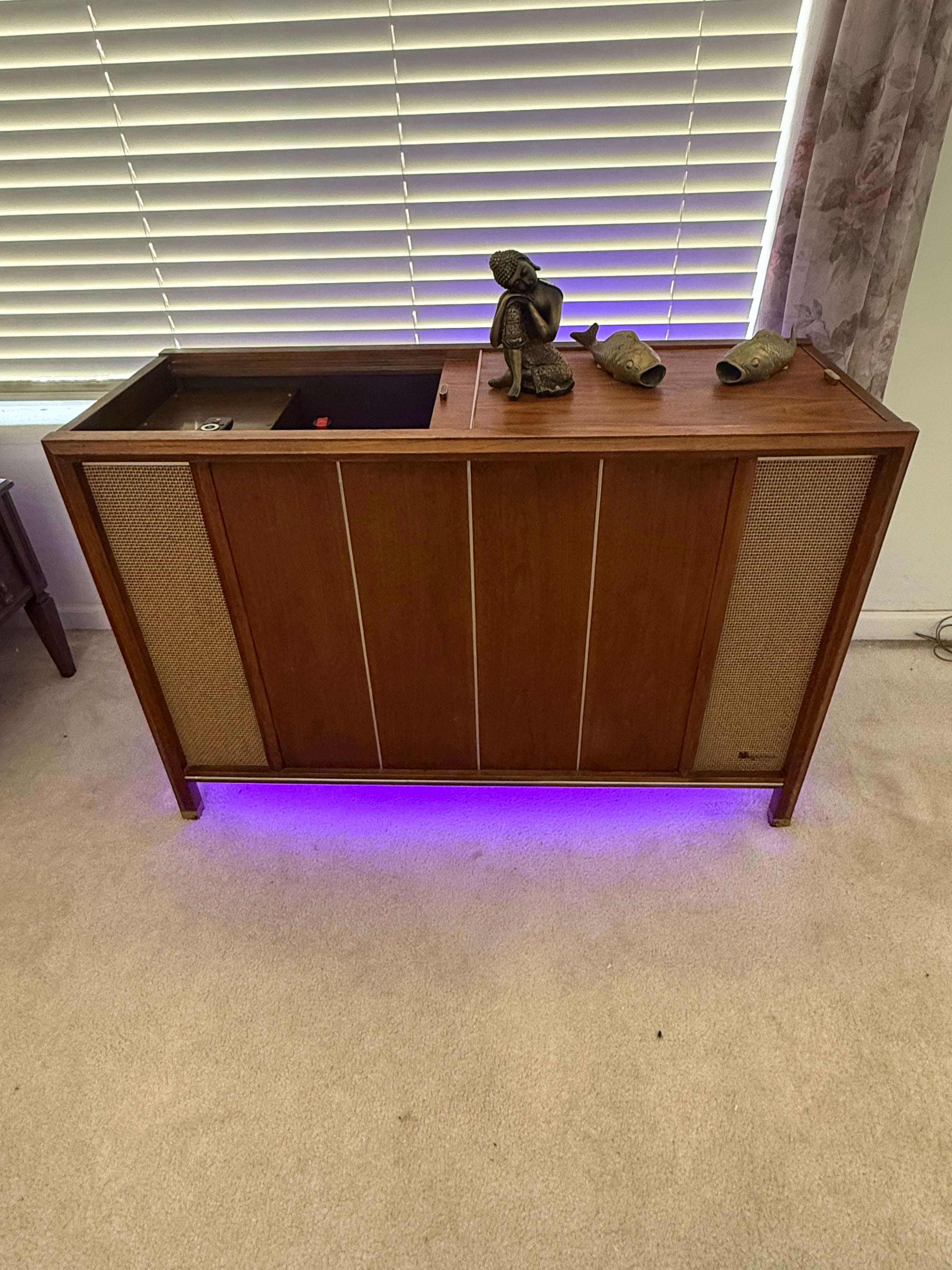Keep It Classic - Console Stereo/Bar