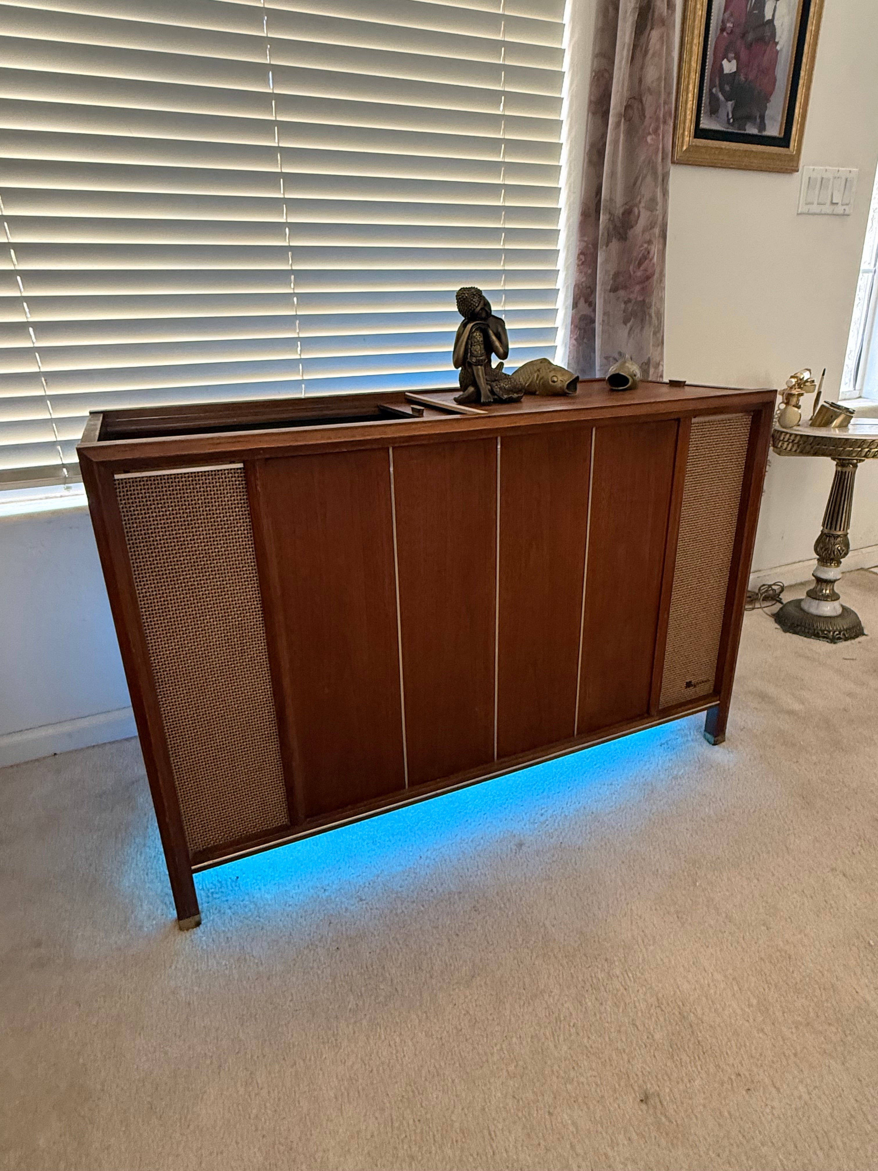 Keep It Classic - Console Stereo/Bar