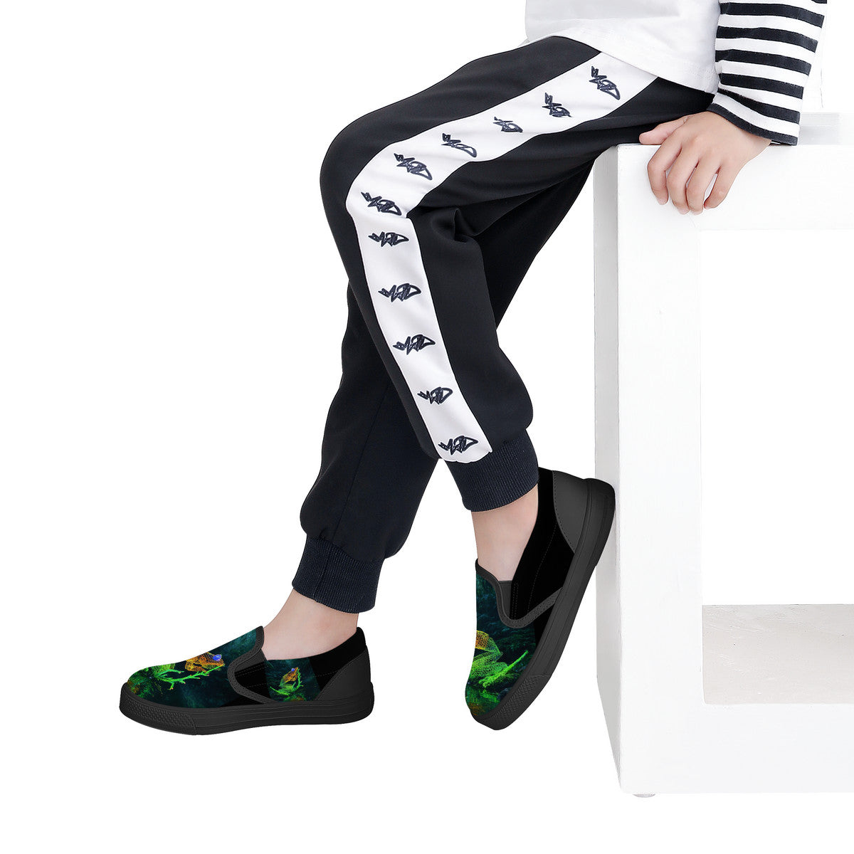 Feeling Froggy -  Original artwork by Craig Davoll - D28 Kids Slip-on shoes - Black